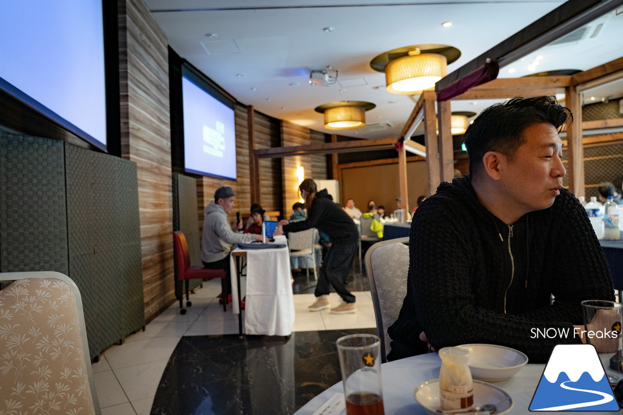 井山敬介さんと秋元日菜子さんのコンビは今年も健在！さらに、サプライズゲストも登場？！憧れのスキーヤーと一緒に雪と戯れ、『いちえ』の美味しいランチをいただく…。夢のようなイベント。めもるホールディングス presents プロスキーヤー・井山敬介さんと行く｜ダイナスティスキーリゾート